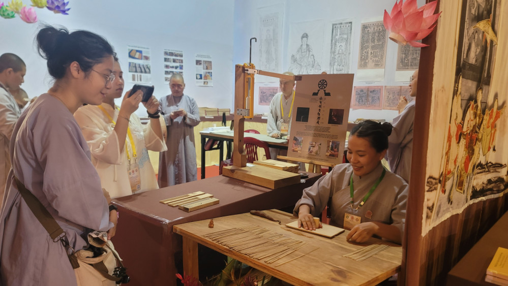  Trải nghiệm làm nhang thủ công truyền thống tại VESAK 2025